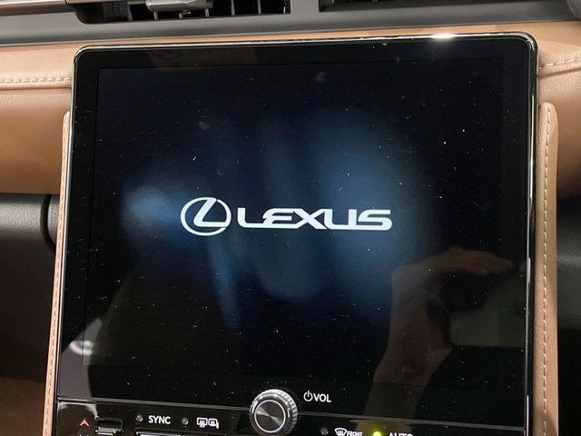 �y9.8�C���` �f�B�X�v���C�I�[�f�B�I�z���ʂ̃f�B�X�v���C��AppleCarPlay��AndroidAuto�����p�\�B�傫�ȉ�ʂŃX�}�z�i�r�A�v���������p���������܂���