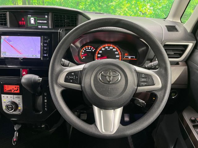 �C���e���A�ɍ��킹���f�U�C���̃X�e�A�����O�́A�^�]�������̂��Ƃ��l���A�^�]���₷���`��A�傫���ł��B�����x�A���ۂɐG���Ă��m���߂��������B