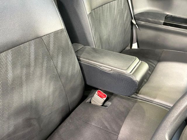 【アームレスト】運転中の身体の負担を軽減してくれるアームレストを装備♪