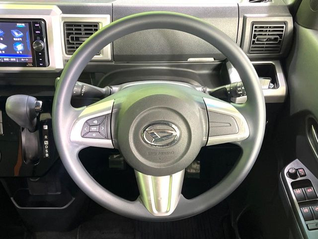 �C���e���A�ɍ��킹���f�U�C���̃X�e�A�����O�́A�^�]�������̂��Ƃ��l���A�^�]���₷���`��A�傫���ł��B�����x�A���ۂɐG���Ă��m���߂��������B