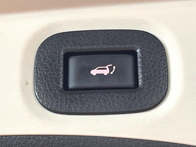 【パワーバックドア】スマートキーや運転席のボタンを押すだけでリアゲートが自動で開閉します!荷物を持っている時や、高い位置にあるバックドアを閉める際に便利な機能です♪