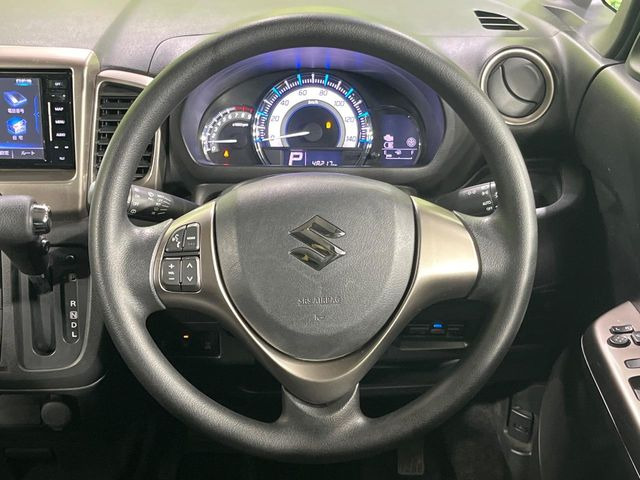 �C���e���A�ɍ��킹���f�U�C���̃X�e�A�����O�́A�^�]�������̂��Ƃ��l���A�^�]���₷���`��A�傫���ł��B�����x�A���ۂɐG���Ă��m���߂��������B