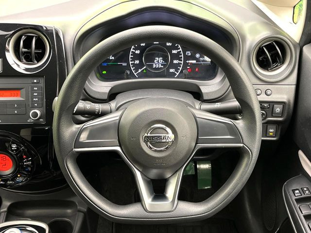 �C���e���A�ɍ��킹���f�U�C���̃X�e�A�����O�́A�^�]�������̂��Ƃ��l���A�^�]���₷���`��A�傫���ł��B�����x�A���ۂɐG���Ă��m���߂��������B