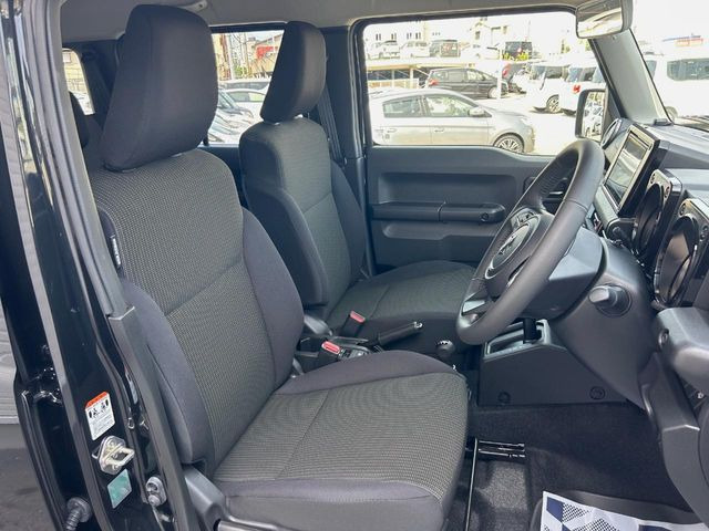 運転席まわりには十分なスペースがあり、大柄な方でもゆったり運転していただける環境です。