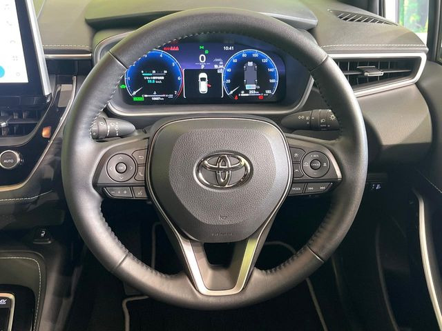 �C���e���A�ɍ��킹���f�U�C���̃X�e�A�����O�́A�^�]�������̂��Ƃ��l���A�^�]���₷���`��A�傫���ł��B�����x�A���ۂɐG���Ă��m���߂��������B