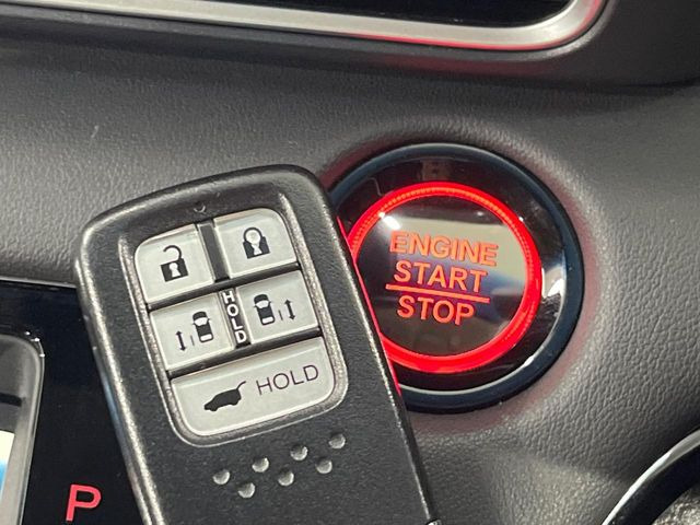 �yHonda�X�}�[�g�L�[�z�J�o����|�P�b�g�ɓ��ꂽ�܂܂ł��h�A�̎{���E�������\�ȃX�}�[�g�L�[�𑕔��B�G���W���̃I���E�I�t�����J�M�����o���K�v����������Ƃ��Ă��֗��ł���