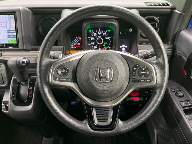 �C���e���A�ɍ��킹���f�U�C���̃X�e�A�����O�́A�^�]�������̂��Ƃ��l���A�^�]���₷���`��A�傫���ł��B�����x�A���ۂɐG���Ă��m���߂��������B
