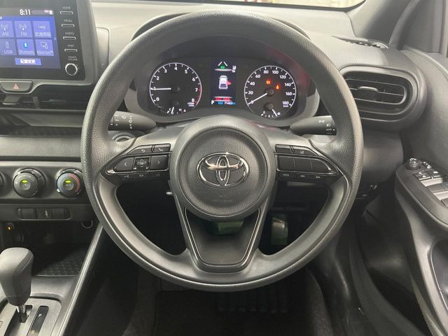 �C���e���A�ɍ��킹���f�U�C���̃X�e�A�����O�́A�^�]�������̂��Ƃ��l���A�^�]���₷���`��A�傫���ł��B�����x�A���ۂɐG���Ă��m���߂��������B