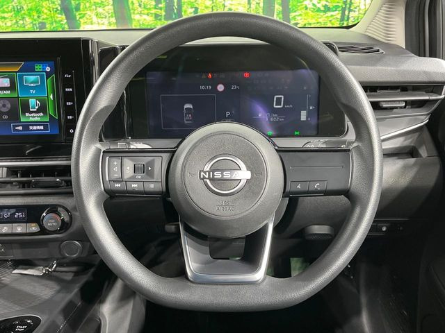 �C���e���A�ɍ��킹���f�U�C���̃X�e�A�����O�́A�^�]�������̂��Ƃ��l���A�^�]���₷���`��A�傫���ł��B�����x�A���ۂɐG���Ă��m���߂��������B