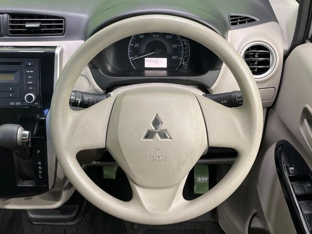 �C���e���A�ɍ��킹���f�U�C���̃X�e�A�����O�́A�^�]�������̂��Ƃ��l���A�^�]���₷���`��A�傫���ł��B�����x�A���ۂɐG���Ă��m���߂��������B