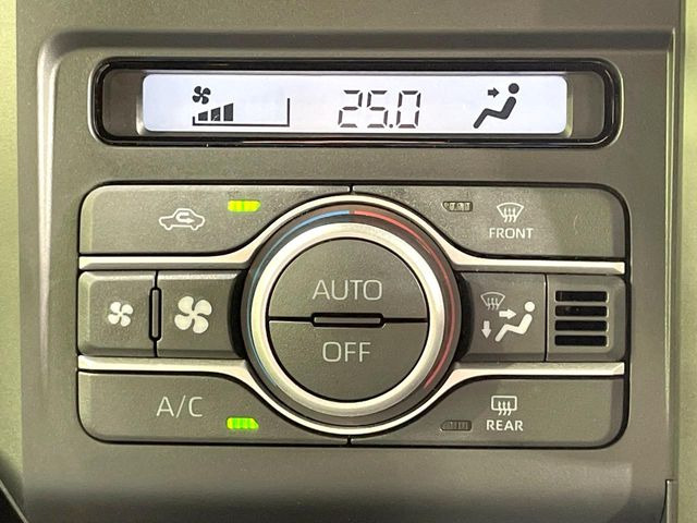 【オートエアコン】一度お好みの温度に設定すれば、車内の温度を検知し風量や温度を自動で調整。暑い&hellip;寒い&hellip;と何度もスイッチ操作をする必要はありません。快適な車内空間には必須の機能ですね♪