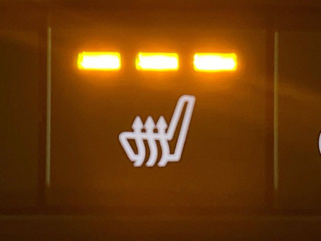 【シートヒーター】寒い日に重宝するシートヒーター!エアコンより早く温まってくれるので寒がりの人も安心ですね♪エアコンの温風は乾燥するから苦手、という方にもをおすすめです。