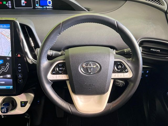 �C���e���A�ɍ��킹���f�U�C���̃X�e�A�����O�́A�^�]�������̂��Ƃ��l���A�^�]���₷���`��A�傫���ł��B�����x�A���ۂɐG���Ă��m���߂��������B