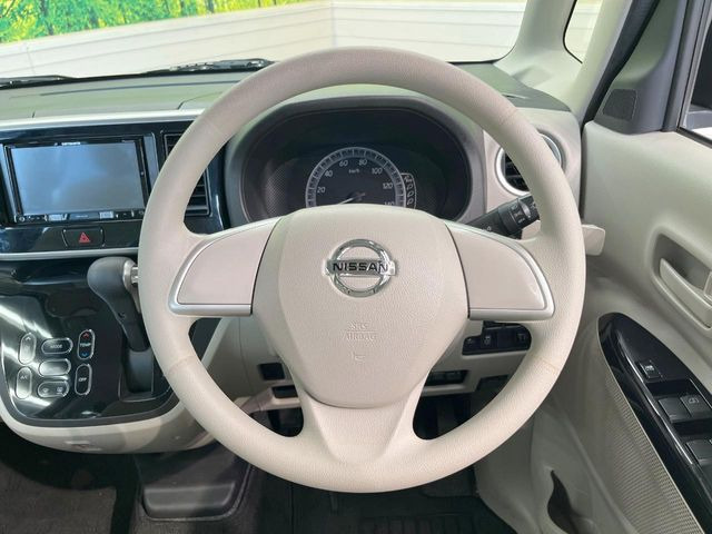 �C���e���A�ɍ��킹���f�U�C���̃X�e�A�����O�́A�^�]�������̂��Ƃ��l���A�^�]���₷���`��A�傫���ł��B�����x�A���ۂɐG���Ă��m���߂��������B
