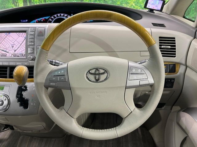 �C���e���A�ɍ��킹���f�U�C���̃X�e�A�����O�́A�^�]�������̂��Ƃ��l���A�^�]���₷���`��A�傫���ł��B�����x�A���ۂɐG���Ă��m���߂��������B
