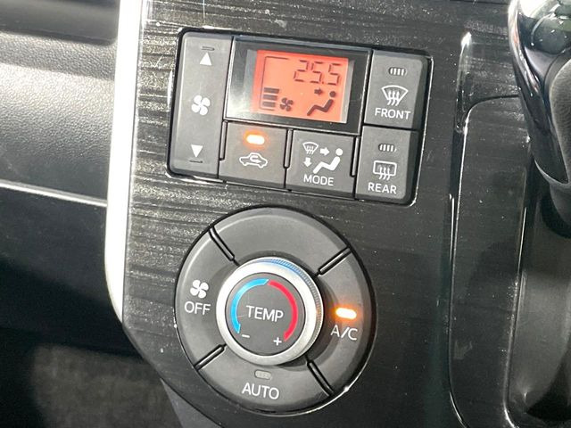 【オートエアコン】一度お好みの温度に設定すれば、車内の温度を検知し風量や温度を自動で調整。暑い&hellip;寒い&hellip;と何度もスイッチ操作をする必要はありません。快適な車内空間には必須の機能ですね♪