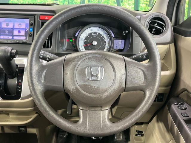 �C���e���A�ɍ��킹���f�U�C���̃X�e�A�����O�́A�^�]�������̂��Ƃ��l���A�^�]���₷���`��A�傫���ł��B�����x�A���ۂɐG���Ă��m���߂��������B