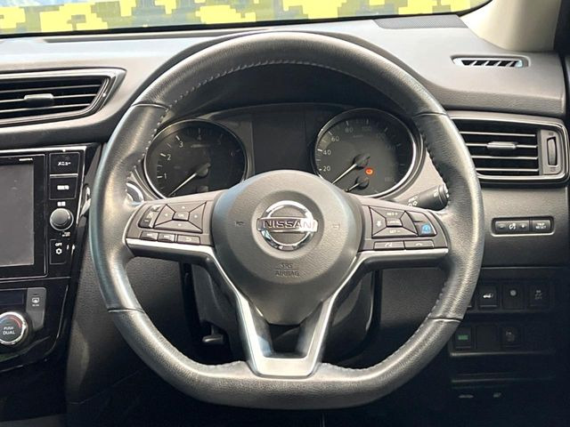 �C���e���A�ɍ��킹���f�U�C���̃X�e�A�����O�́A�^�]�������̂��Ƃ��l���A�^�]���₷���`��A�傫���ł��B�����x�A���ۂɐG���Ă��m���߂��������B