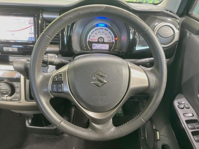 �C���e���A�ɍ��킹���f�U�C���̃X�e�A�����O�́A�^�]�������̂��Ƃ��l���A�^�]���₷���`��A�傫���ł��B�����x�A���ۂɐG���Ă��m���߂��������B
