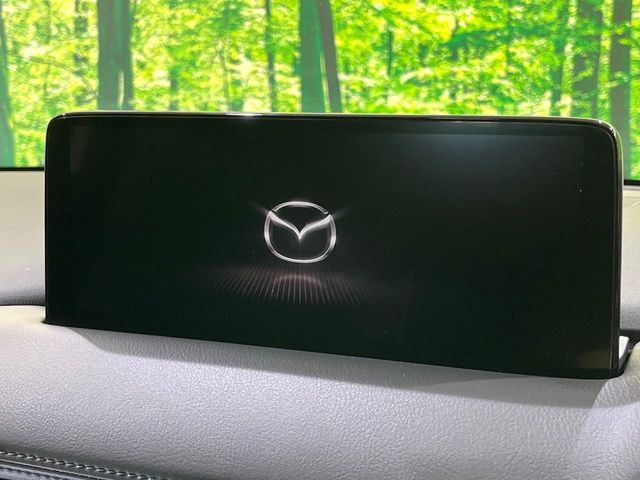 【10.25インチマツダコネクト】車内の雰囲気にマッチした大型ディスプレイ。スマホ接続でのナビ使用やBluetooth再生等、様々な機能が楽しめます。直感的なダイヤル操作が可能で、使い勝手も良好です。