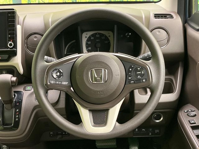 �C���e���A�ɍ��킹���f�U�C���̃X�e�A�����O�́A�^�]�������̂��Ƃ��l���A�^�]���₷���`��A�傫���ł��B�����x�A���ۂɐG���Ă��m���߂��������B