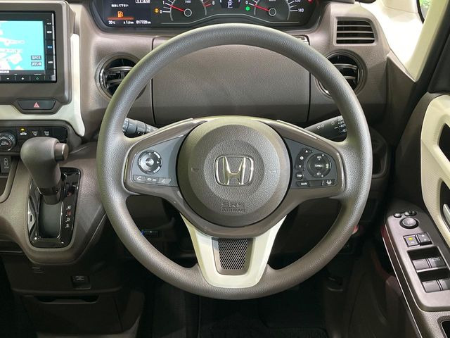 �C���e���A�ɍ��킹���f�U�C���̃X�e�A�����O�́A�^�]�������̂��Ƃ��l���A�^�]���₷���`��A�傫���ł��B�����x�A���ۂɐG���Ă��m���߂��������B