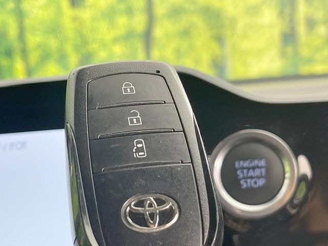 【スマートキー】カバンやポケットに入れたままでもドアの施錠・解錠が可能なスマートキーを装備。エンジンのオン・オフ時もカギを取り出す必要が無いからとっても便利です♪