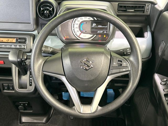 �C���e���A�ɍ��킹���f�U�C���̃X�e�A�����O�́A�^�]�������̂��Ƃ��l���A�^�]���₷���`��A�傫���ł��B�����x�A���ۂɐG���Ă��m���߂��������B