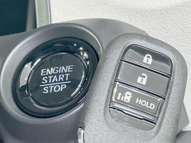 �yHonda�X�}�[�g�L�[�z�J�o����|�P�b�g�ɓ��ꂽ�܂܂ł��h�A�̎{���E�������\�ȃX�}�[�g�L�[�𑕔��B�G���W���̃I���E�I�t�����J�M�����o���K�v����������Ƃ��Ă��֗��ł���