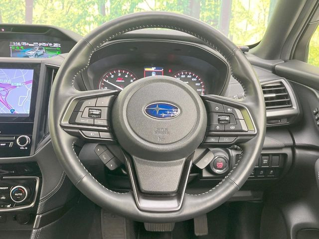 インテリアに合わせたデザインのステアリングは、運転される方のことも考え、運転しやすい形状、大きさです。是非一度、実際に触ってお確かめください。