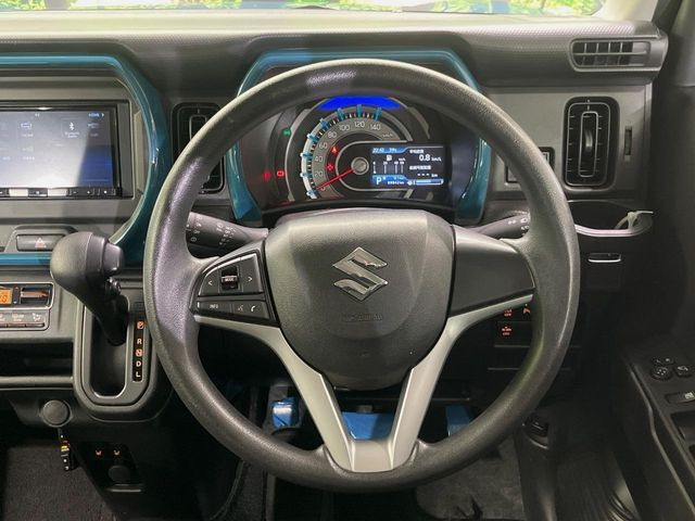 �C���e���A�ɍ��킹���f�U�C���̃X�e�A�����O�́A�^�]�������̂��Ƃ��l���A�^�]���₷���`��A�傫���ł��B�����x�A���ۂɐG���Ă��m���߂��������B