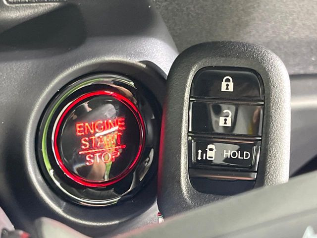 �yHonda�X�}�[�g�L�[�z�J�o����|�P�b�g�ɓ��ꂽ�܂܂ł��h�A�̎{���E�������\�ȃX�}�[�g�L�[�𑕔��B�G���W���̃I���E�I�t�����J�M�����o���K�v����������Ƃ��Ă��֗��ł���