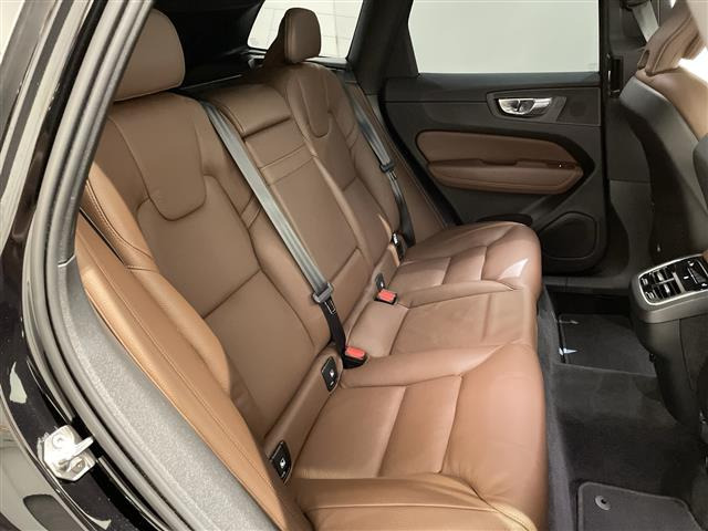 XC60B5 AWD モメンタム 4WD