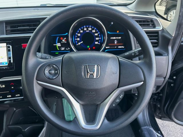 �C���e���A�ɍ��킹���f�U�C���̃X�e�A�����O�́A�^�]�������̂��Ƃ��l���A�^�]���₷���`��A�傫���ł��B�����x�A���ۂɐG���Ă��m���߂��������B