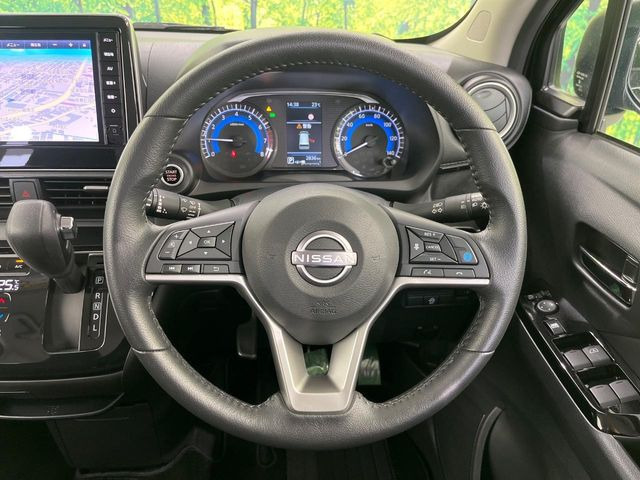 �C���e���A�ɍ��킹���f�U�C���̃X�e�A�����O�́A�^�]�������̂��Ƃ��l���A�^�]���₷���`��A�傫���ł��B�����x�A���ۂɐG���Ă��m���߂��������B
