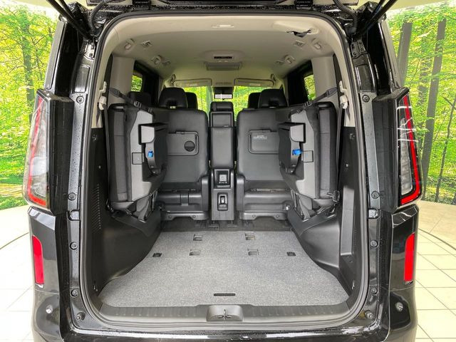 後席を格納すると、これだけの広さが!シーンに合わせたシートアレンジで、大きな荷物も積むことが出来ます♪