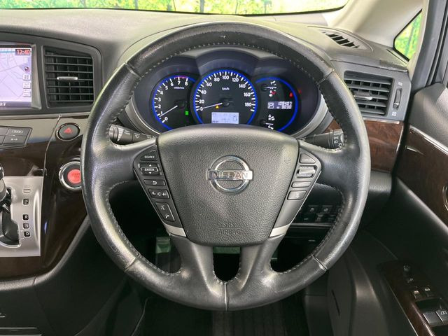 �C���e���A�ɍ��킹���f�U�C���̃X�e�A�����O�́A�^�]�������̂��Ƃ��l���A�^�]���₷���`��A�傫���ł��B�����x�A���ۂɐG���Ă��m���߂��������B