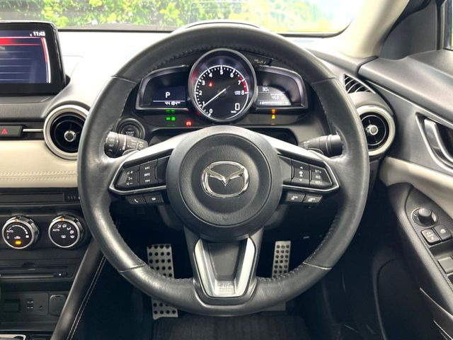 �C���e���A�ɍ��킹���f�U�C���̃X�e�A�����O�́A�^�]�������̂��Ƃ��l���A�^�]���₷���`��A�傫���ł��B�����x�A���ۂɐG���Ă��m���߂��������B