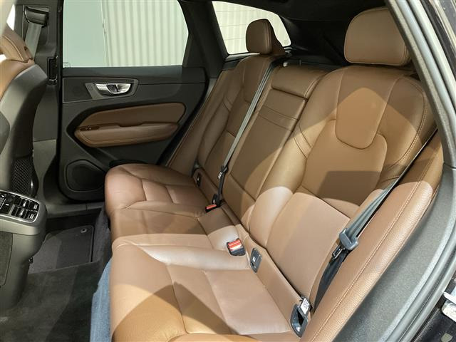 XC60B5 AWD モメンタム 4WD