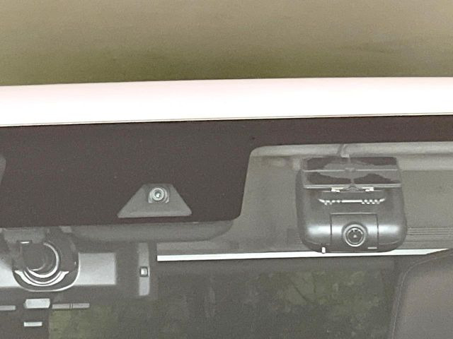 【エマージェンシーブレーキ】走行中に前方の車両等を認識し、衝突しそうな時は警報とブレーキで衝突回避と被害軽減をアシスト。より安全にドライブをお楽しみいただけます。