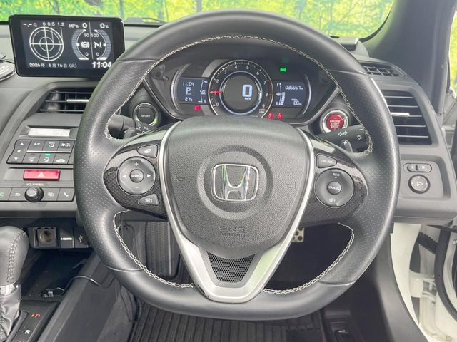 �C���e���A�ɍ��킹���f�U�C���̃X�e�A�����O�́A�^�]�������̂��Ƃ��l���A�^�]���₷���`��A�傫���ł��B�����x�A���ۂɐG���Ă��m���߂��������B