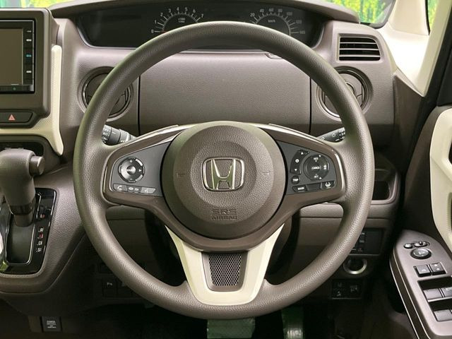 �C���e���A�ɍ��킹���f�U�C���̃X�e�A�����O�́A�^�]�������̂��Ƃ��l���A�^�]���₷���`��A�傫���ł��B�����x�A���ۂɐG���Ă��m���߂��������B