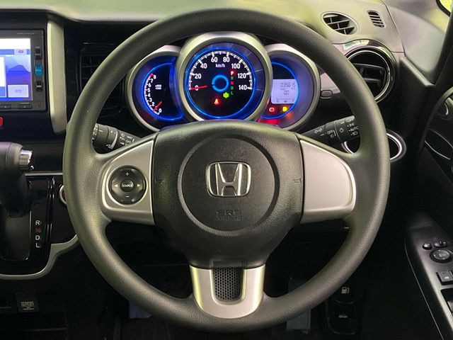 �C���e���A�ɍ��킹���f�U�C���̃X�e�A�����O�́A�^�]�������̂��Ƃ��l���A�^�]���₷���`��A�傫���ł��B�����x�A���ۂɐG���Ă��m���߂��������B