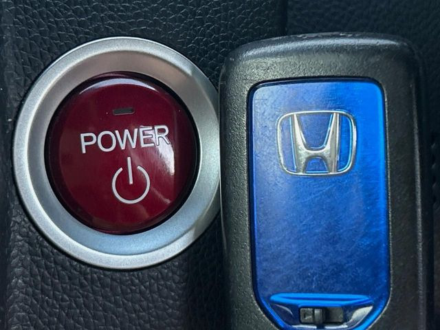 �yHonda�X�}�[�g�L�[�z�J�o����|�P�b�g�ɓ��ꂽ�܂܂ł��h�A�̎{���E�������\�ȃX�}�[�g�L�[�𑕔��B�G���W���̃I���E�I�t�����J�M�����o���K�v����������Ƃ��Ă��֗��ł���