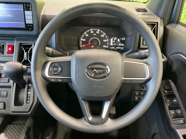 �C���e���A�ɍ��킹���f�U�C���̃X�e�A�����O�́A�^�]�������̂��Ƃ��l���A�^�]���₷���`��A�傫���ł��B�����x�A���ۂɐG���Ă��m���߂��������B
