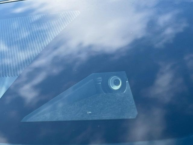 【プリクラッシュセーフティ】前方の車両等を検知し、衝突しそうな時は警報で注意を促し、ブレーキを踏む力をサポート。ブレーキを踏めなかった場合は衝突被害軽減ブレーキが作動、衝突回避をサポートします。