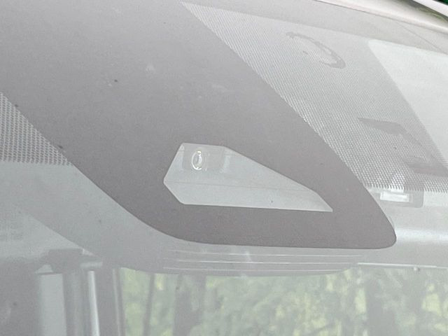 【トヨタセーフティセンス】走行中に前方の車両等を認識し、衝突しそうな時は警報とブレーキで衝突回避と被害軽減をアシスト。より安全にドライブをお楽しみいただけます。