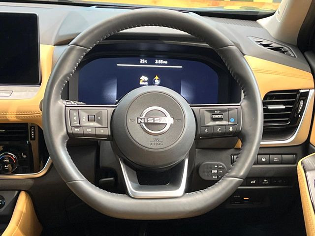 �C���e���A�ɍ��킹���f�U�C���̃X�e�A�����O�́A�^�]�������̂��Ƃ��l���A�^�]���₷���`��A�傫���ł��B�����x�A���ۂɐG���Ă��m���߂��������B