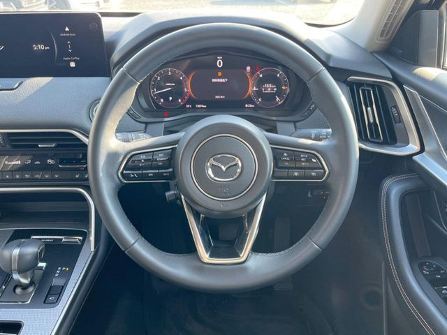 �C���e���A�ɍ��킹���f�U�C���̃X�e�A�����O�́A�^�]�������̂��Ƃ��l���A�^�]���₷���`��A�傫���ł��B�����x�A���ۂɐG���Ă��m���߂��������B
