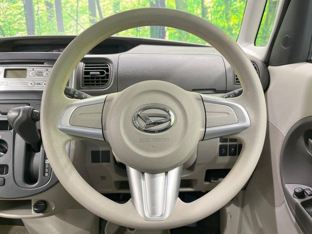 �C���e���A�ɍ��킹���f�U�C���̃X�e�A�����O�́A�^�]�������̂��Ƃ��l���A�^�]���₷���`��A�傫���ł��B�����x�A���ۂɐG���Ă��m���߂��������B